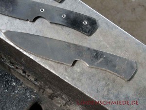 die fertig ausgeschnittene Messerklinge